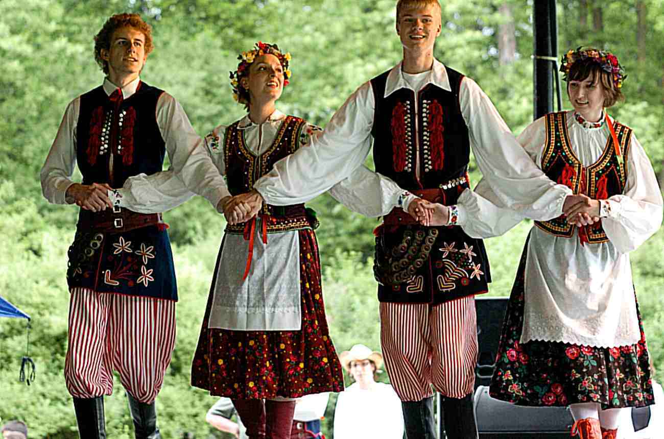 Traditional Kraków Women Clothes – Dressing Up the Cracovian Way ...